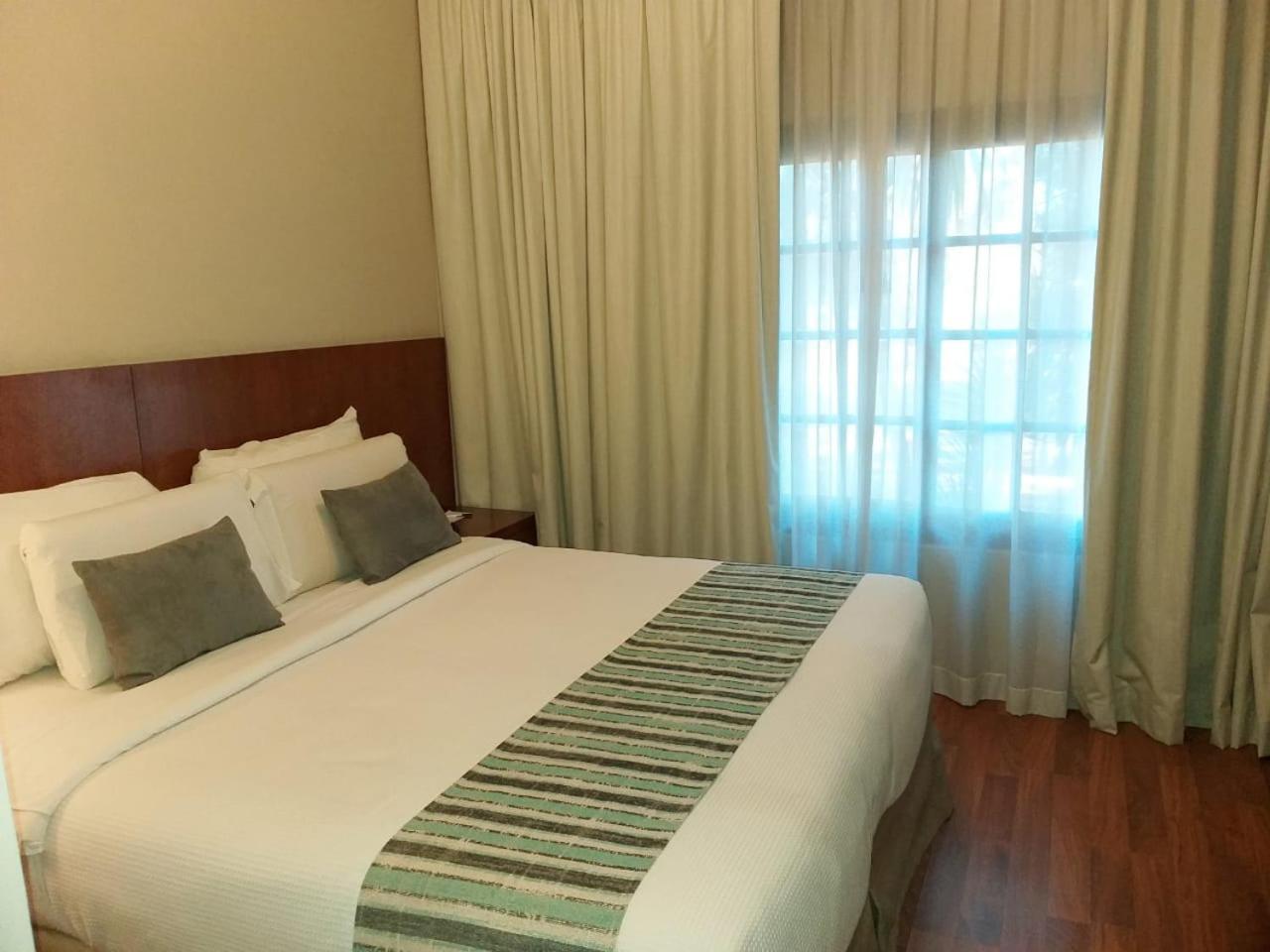 Howard Johnson Resort & Spa Escobar Belen de Escobar Exterior photo